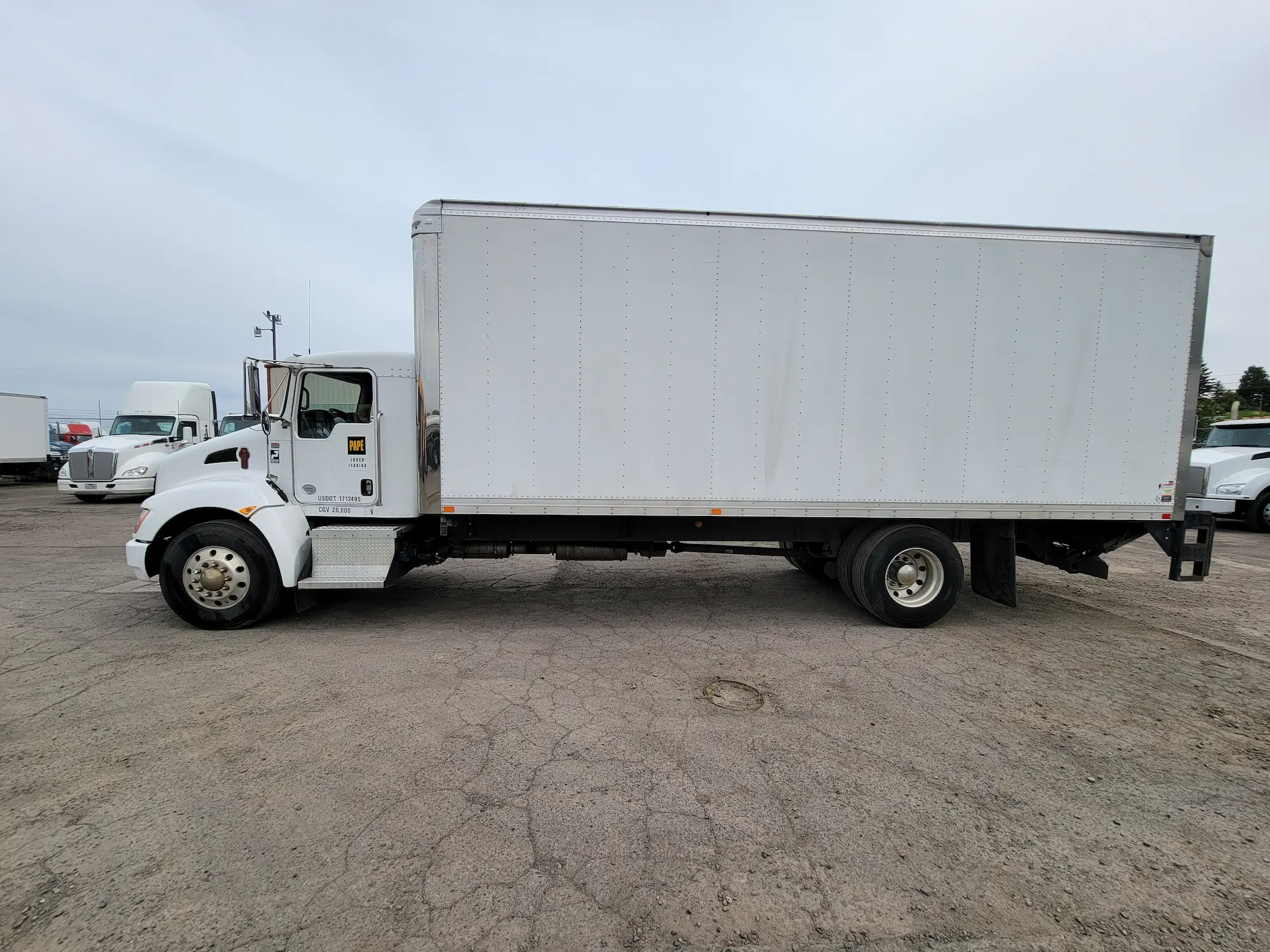 single-axle-dry-box-truck
